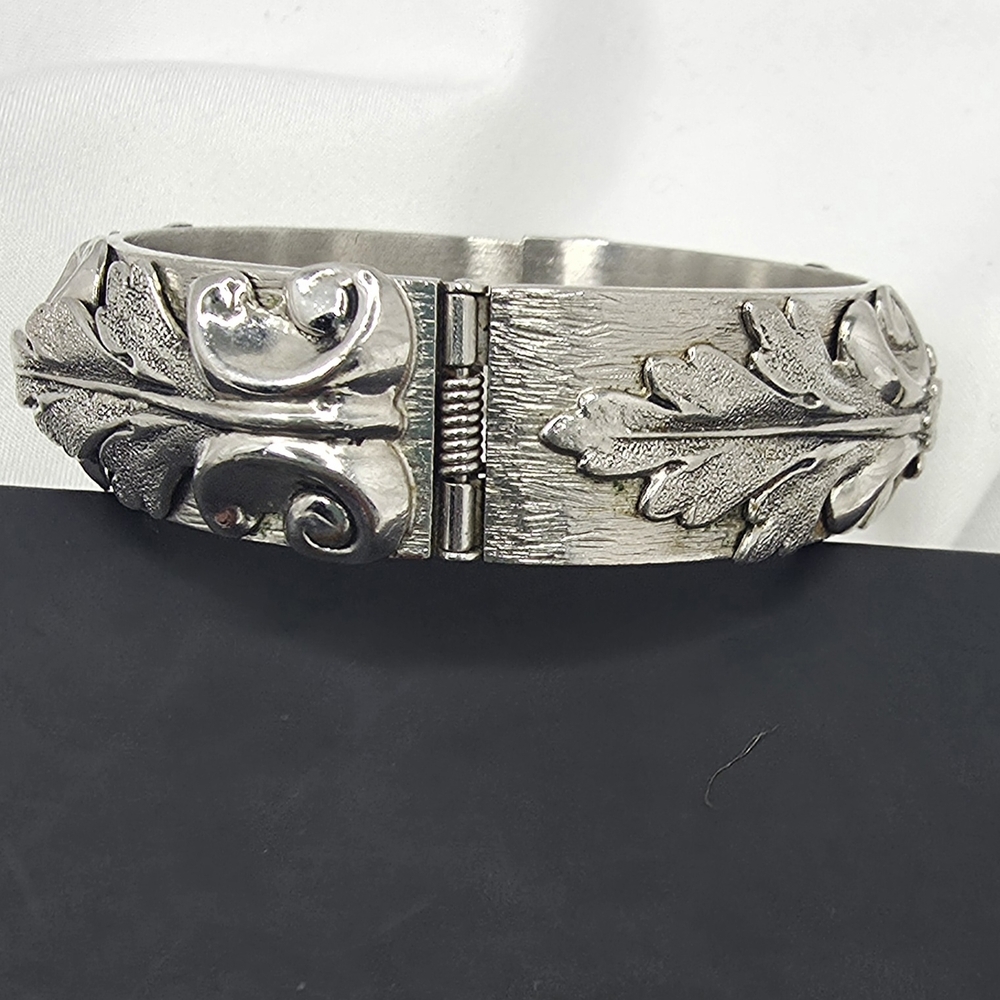 Elegant Silver Leaf Bracelet - Picture 6 of 6